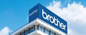 Bâtiment avec le logo blanc de Brother sur un fond bleu