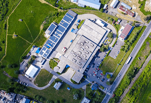 Vue aérienne des bâtiments de l'usine de recyclage