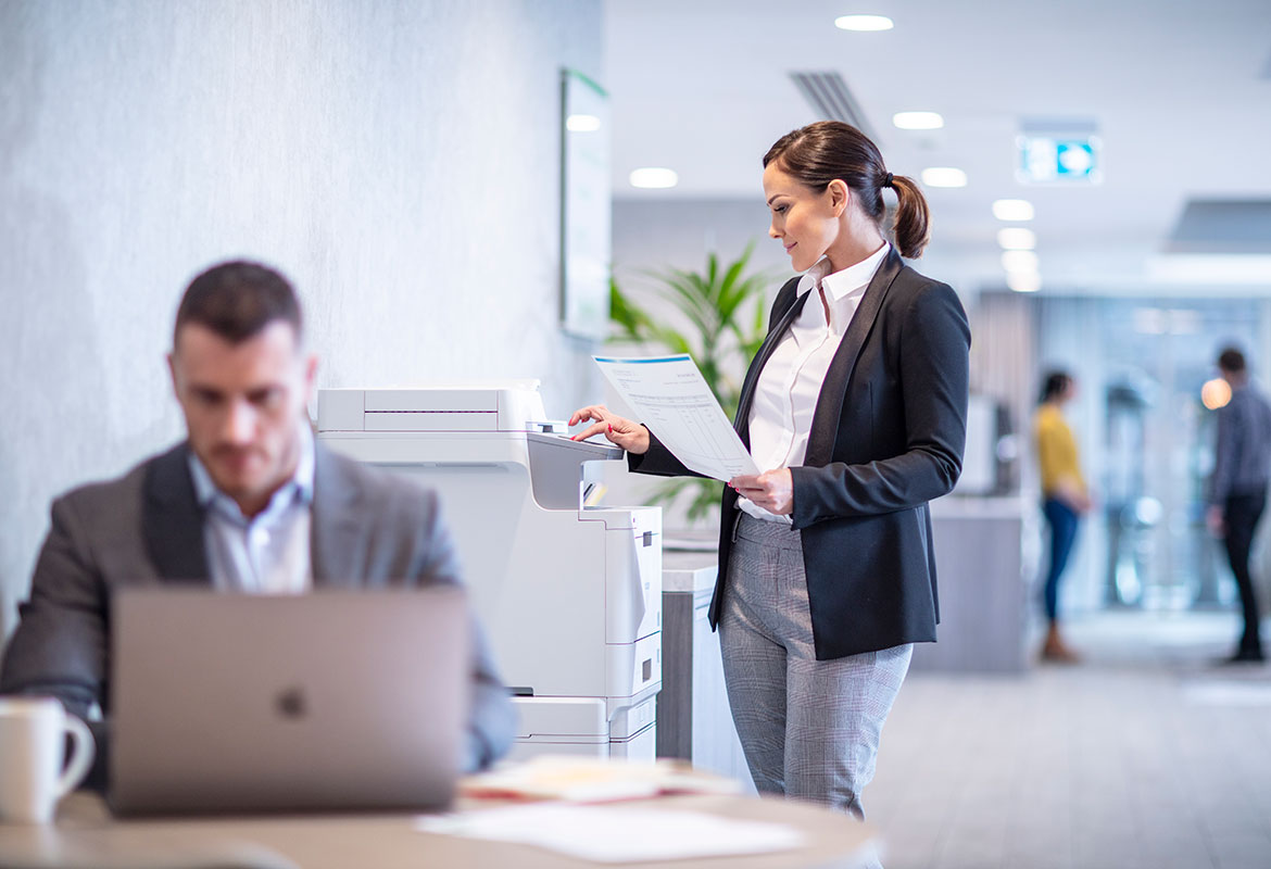 Hotel medewerkster gebruikt printer