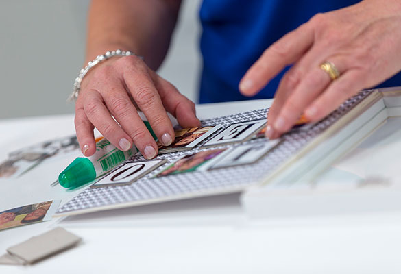 Vrouw is creatief aan het werk met kleurenlabels zonder inkt van Brother
