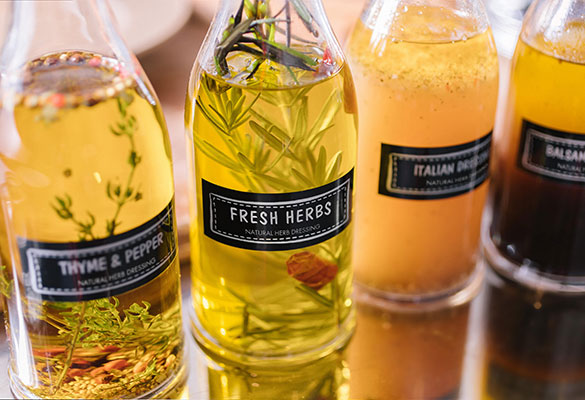 Zwarte labels met wit kader op fles