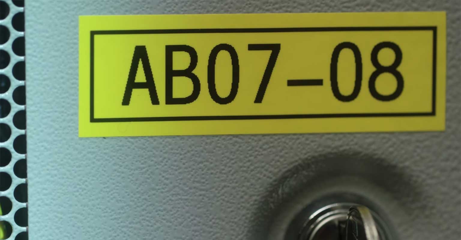 Labelprinter voor netwerkinfrastructuur sterk klevende labels