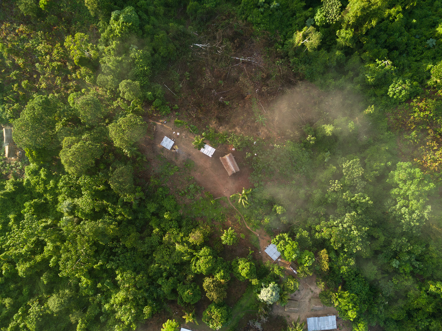 Une vue à vol d'oiseau des bords d'un village asháninka au bord du Rio Ene, au Pérou