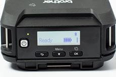 Gros plan sur l'écran de l'imprimante Brother RJ-3200  indiquant "Ready" pour la batterie pleine et la connectivité Bluetooth.