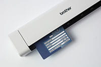 Brother DS-740D draagbare documentscanner met blauwe identiteitskaart in de scanner