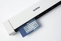 Brother DS-940DW draagbare documentscanner met blauwe identiteitskaart in de scanner