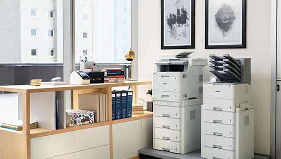 High end Brother zwart-wit laser printer en kleurenlaser printer naast elkaar in een kantoor