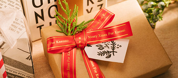 Rood satijnen cadeaulint voor een Kerstcadeau