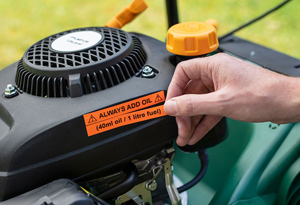 Fluorescerend oranje label op een grasmaaier