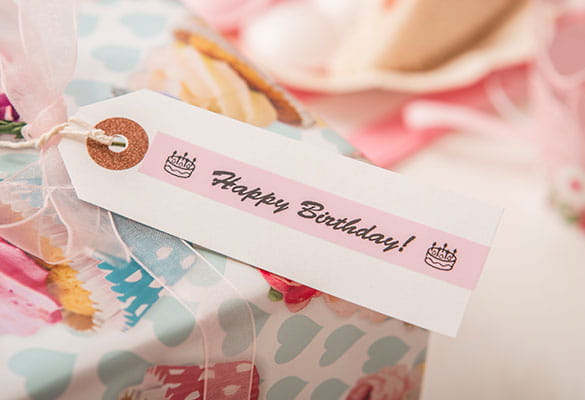 Pastel rose label met opschrift "Happy Birthday"