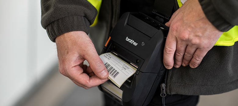 Label wordt van Brother RJ printer gescheurd op de riem van een werkman