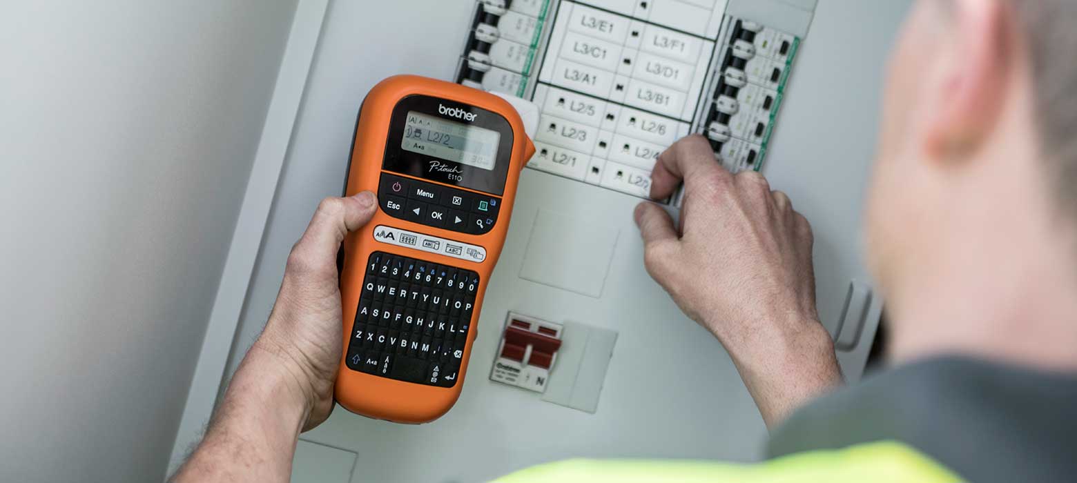 Disjoncteurs d'une boîte de distribution marqués d'une étiquette P-touch TZe