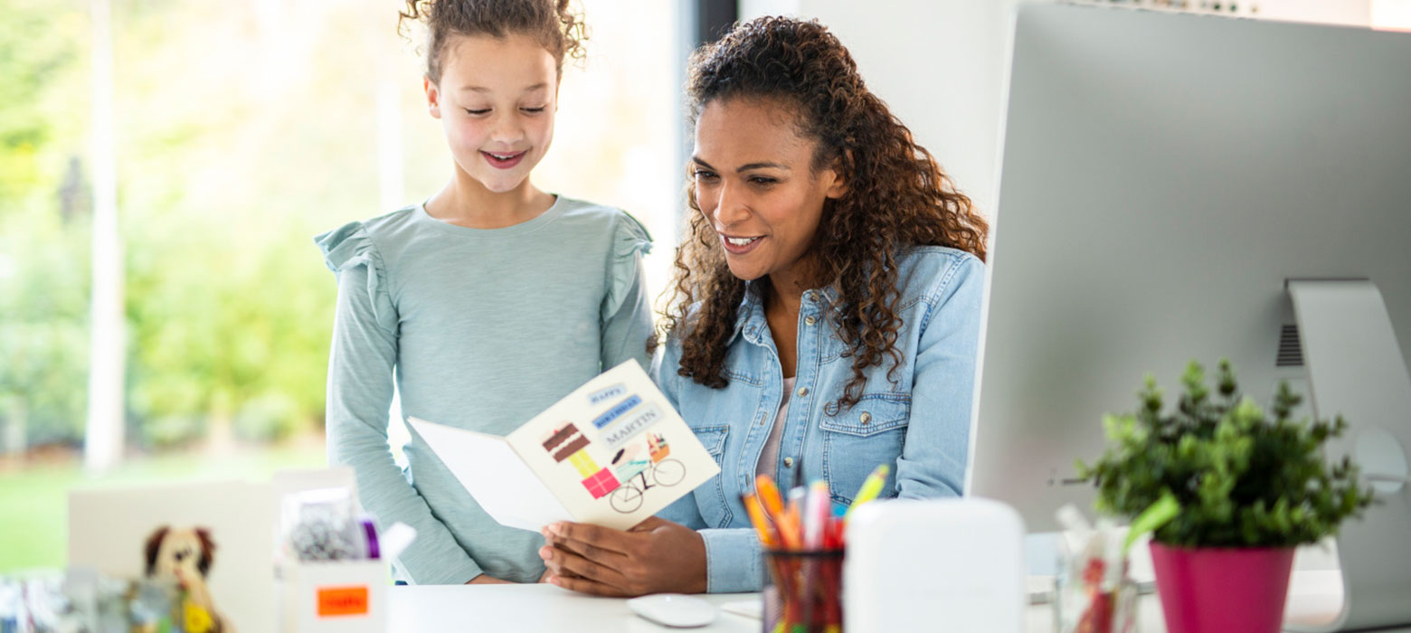 Mère et fille créant une carte personnalisée à l'aide d'une imprimante d'étiquettes Brother P-touch