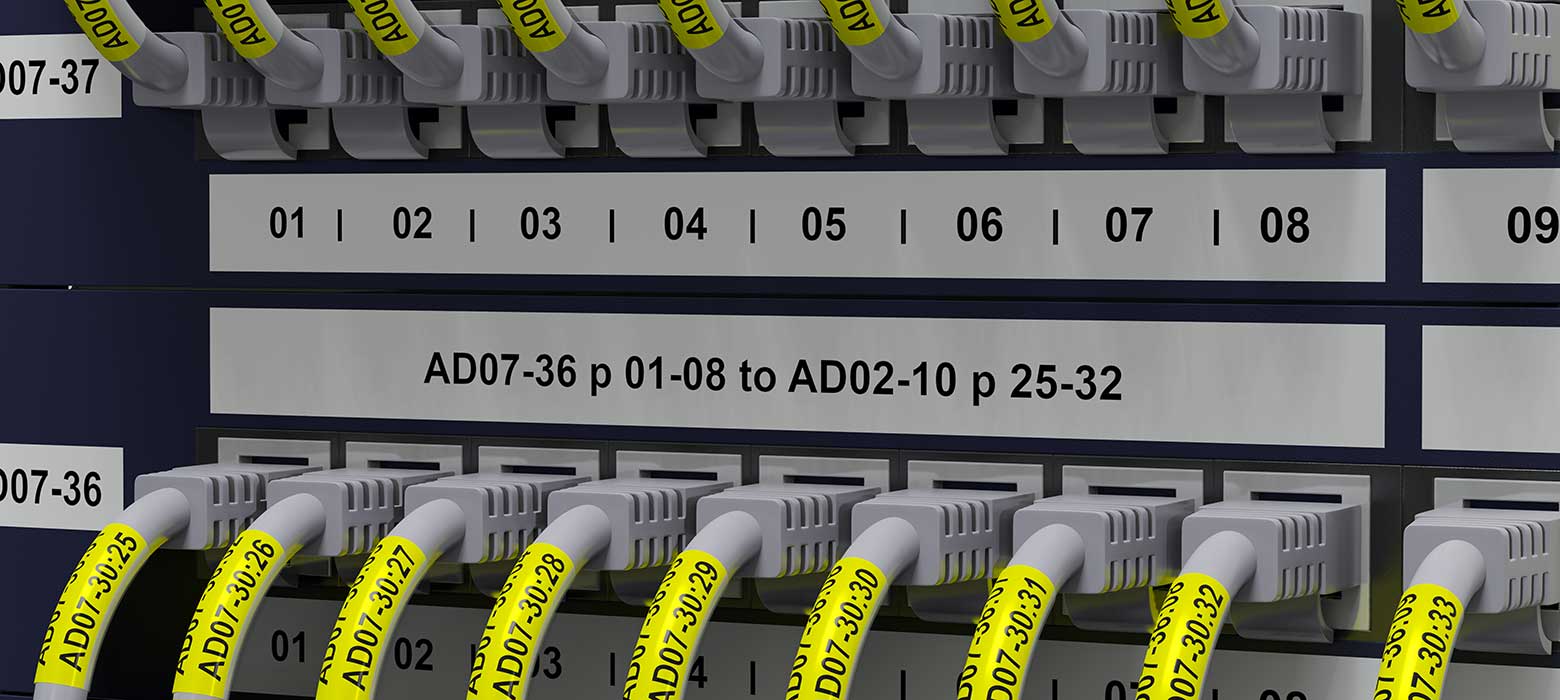 Tableau de distribution et câbles de réseau étiquetés avec une étiquette durable P-touch TZe