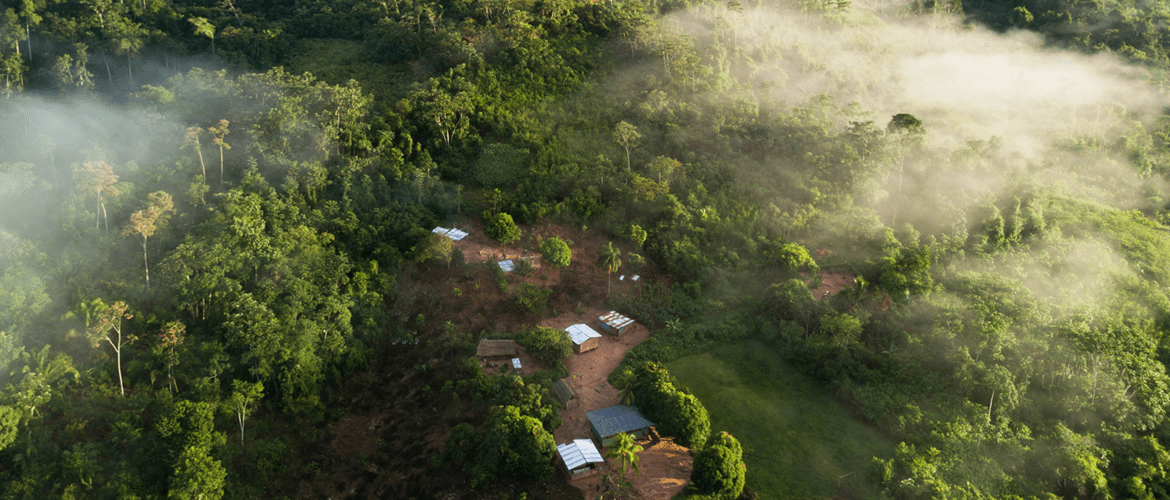 Vesnice Taroveni Asháninka, zasazená mezi stromy hluboko v peruánské Amazonii