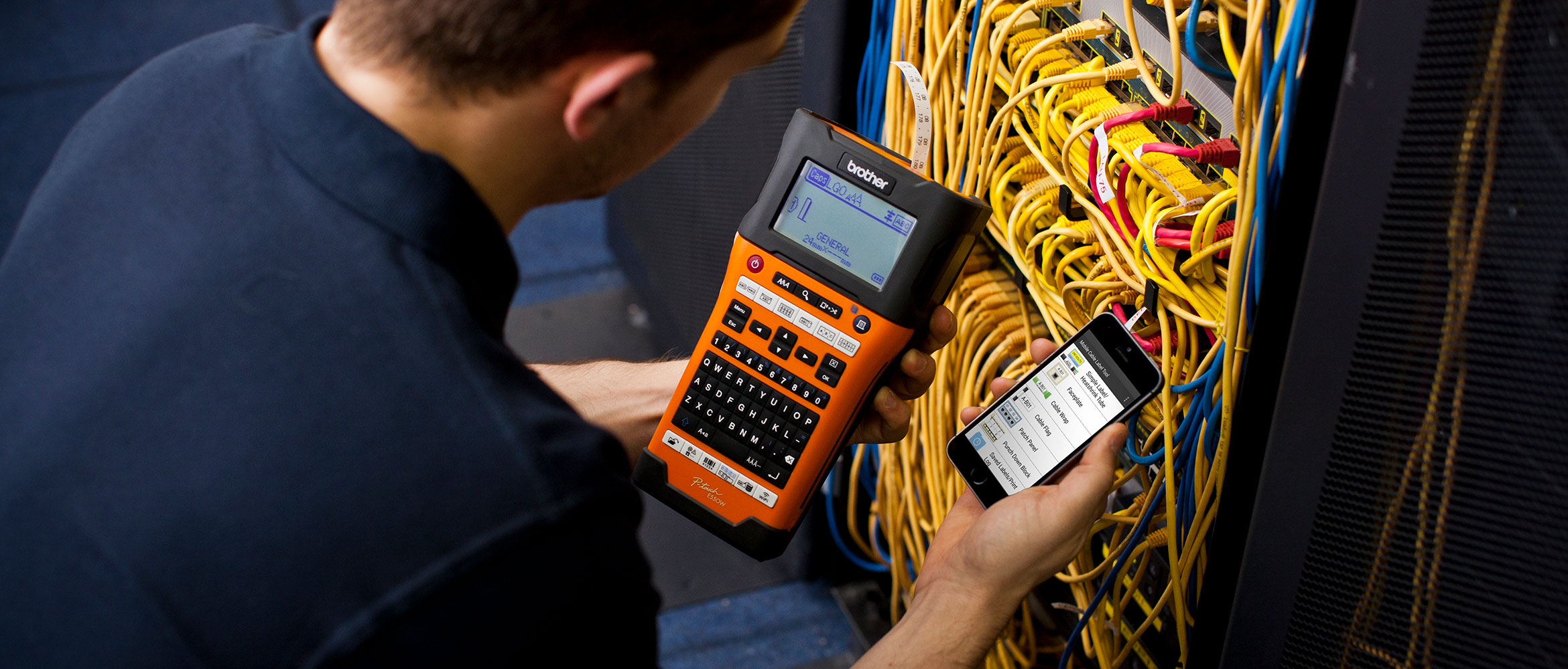 Instalator de rețea de date care utilizează PT-E550WNIVP împreună cu aplicația Mobile Cable Label Tool pentru a crea etichete de identificare a unei rețele de date