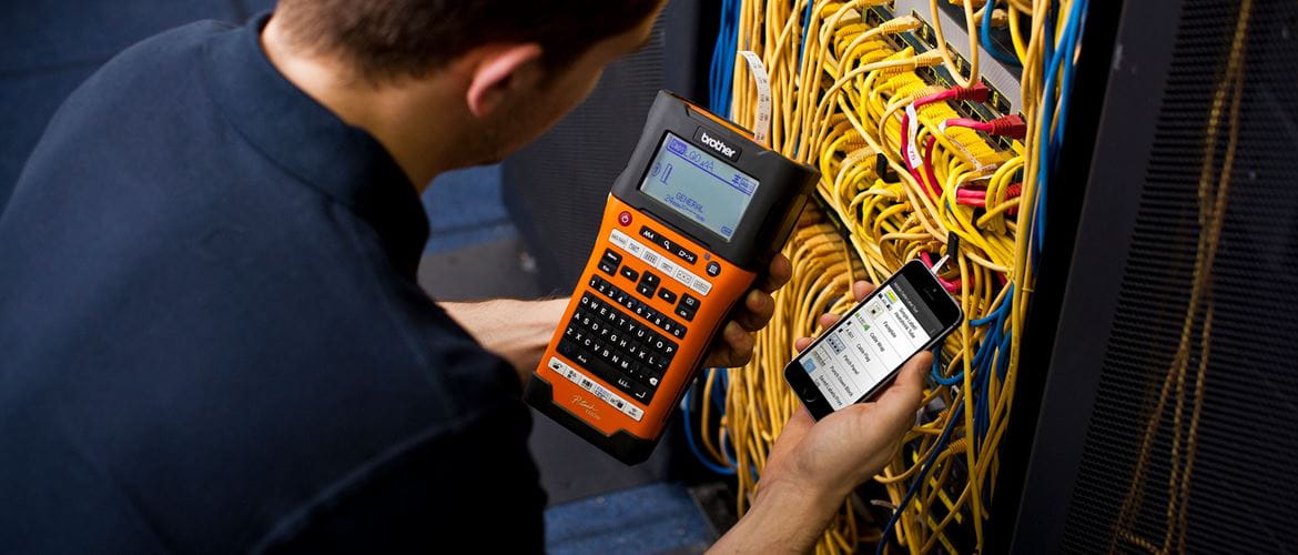 Mrežni tehničar koristi pisač naljepnica Brother PT-E550WNIVP s aplikacijom Brother Mobile Cable Label za izradu naljepnica za svoju mrežnu infrastrukturu.