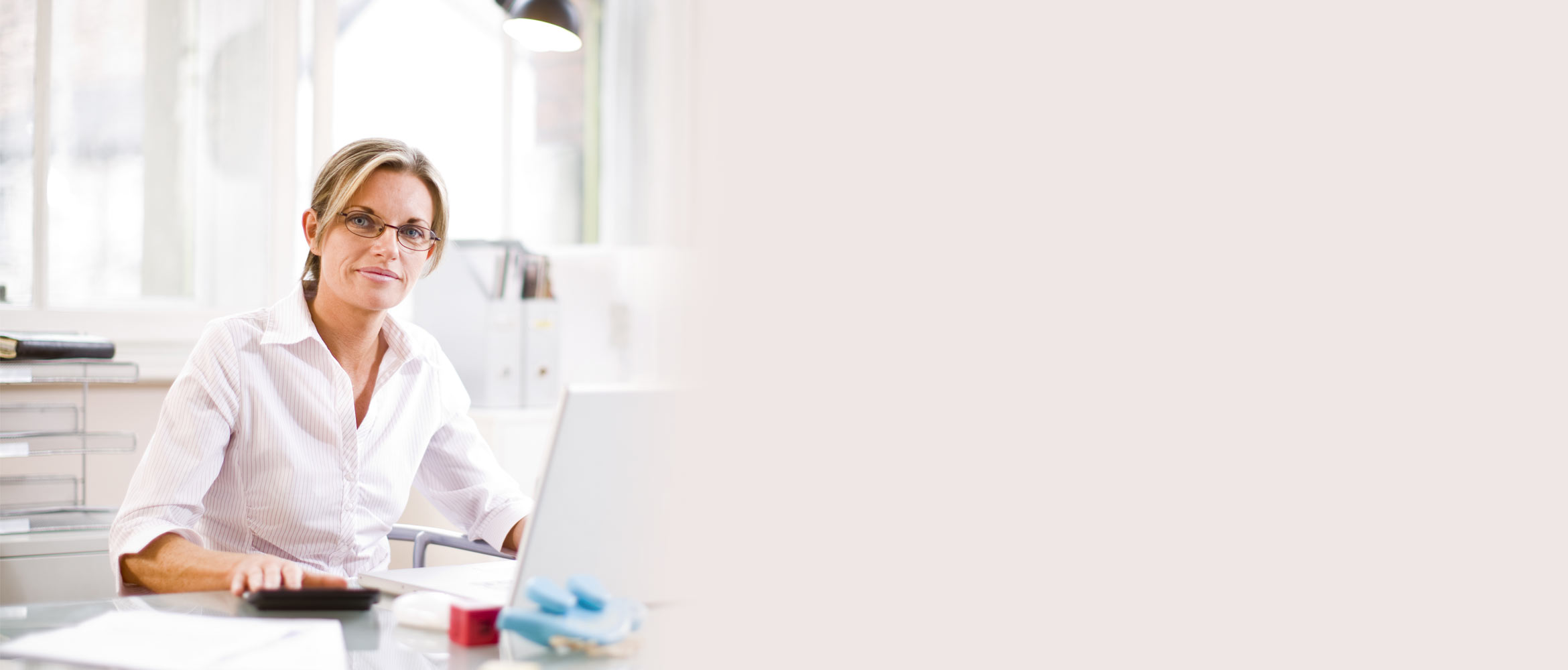 woman-in-the-office-background
