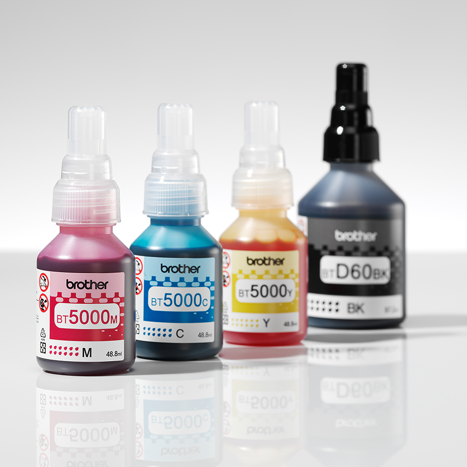 Butelki z atramentem ustawione w jednej linii