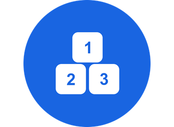 Trzy białe kostki z cyframi 1, 2, 3 na niebieskim tle