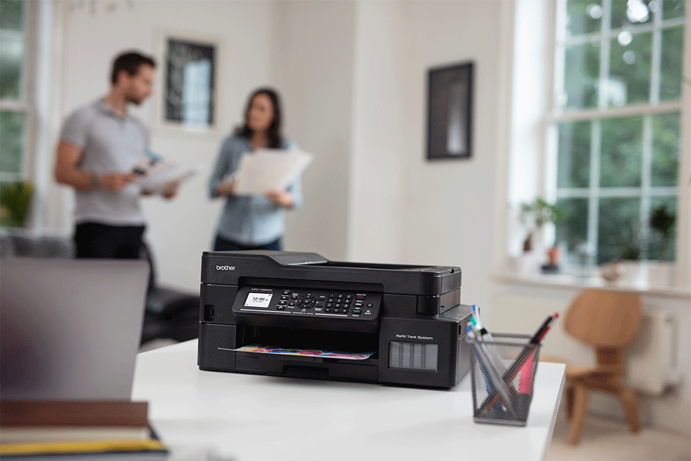Muškarac i žena rade doma/u uredu sa Brother DCP-T420W u pozadini