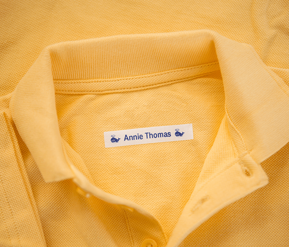 Žluté tričko se jmenovkou umístěnou uvnitř límečku