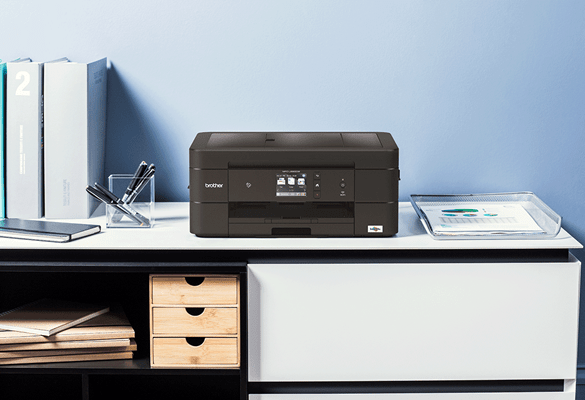 Černá inkoustová multifunkční tiskárna na pracovním stole