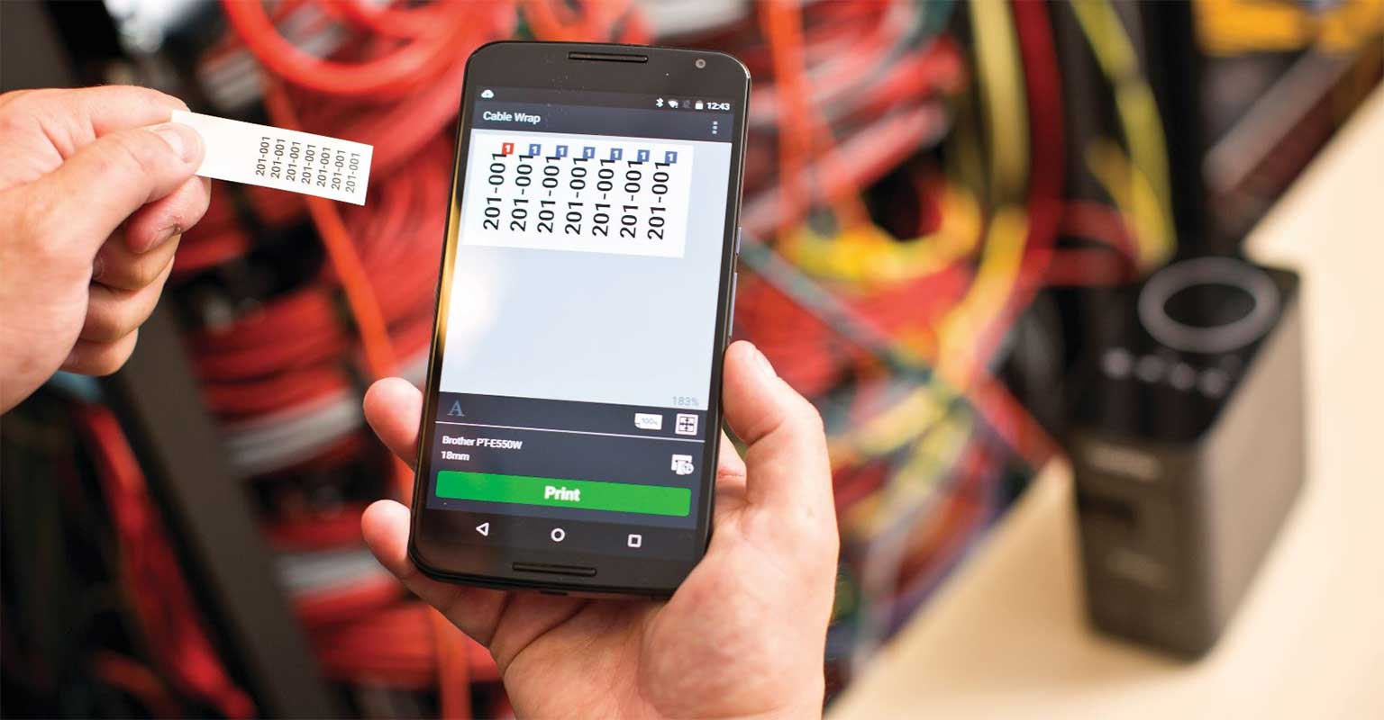 Etichetă tipărită pe un Brother P-touch ținută în mână, pentru a demonstra tipărirea la fața locului a etichetelor