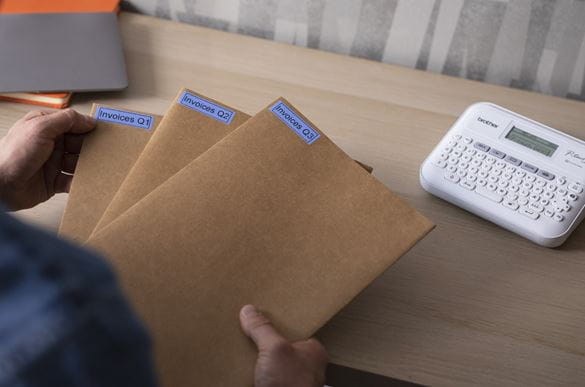címkézett dokumentumok az irodában lévő mappákban