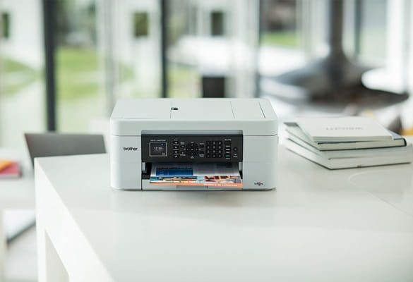 Multifunkční tiskárna pro domácnost na bílém stole