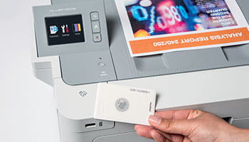 Barvni dokument na tiskalniku, roka drži NFC kartico