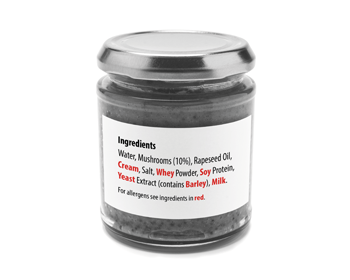 Staklenke za džem s naljepnicom sadržaja s crno-crvenim tekstom na naljepnici