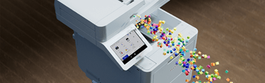Tiskárna s barevnými kostkami inkoustu na výstupu