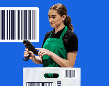 Žena sa skenerom crtičnih kodova na plavoj pozadini