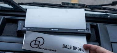 Brother mobil dokumentumnyomtató a jármű műszerfalra szerelve nyomtat
