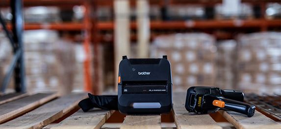Černá mobilní tiskárna RJ ve skladu s ručním skenerem