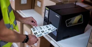 Průmyslová tiskárna štítků TJ tiskne ve skladu identifikační štítkek 