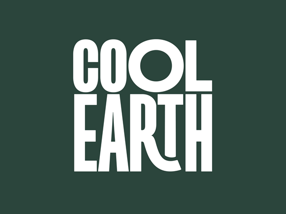 Cool Earth text v bílé barvě na zeleném pozadí