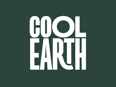 Białe logo Cool Earth na zielonym tle