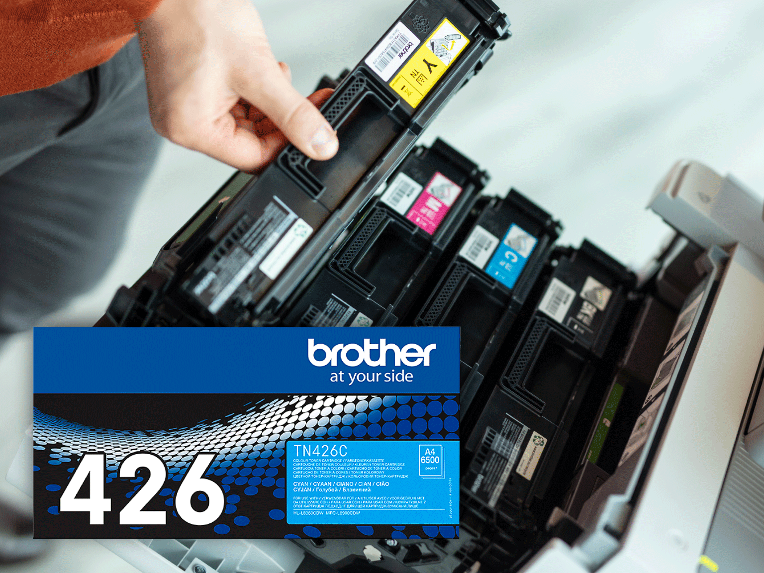 Un client care introduce un toner Brother