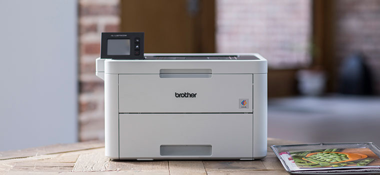 kolorowa drukarka laserowa HL-L3270CDW na drewniany stole 