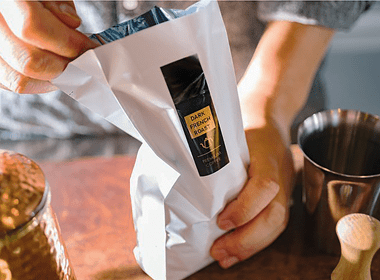 Kávový sáček se označením pomocí štítku ze šablony softwaru P-touch Editor 6.0 pro tisk štítků.