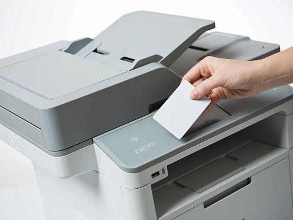 rešitve za srednje velika podjetja-MPS-roka drži kartico na zaslonu tiskalnika