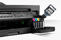 Flacon cu cerneală neagră umplând rezervorul unui DCP-T720DW