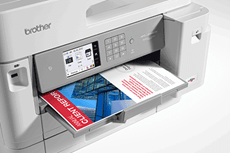 Bližnji pogled na tiskalnik, ki tiska barvne dokumente