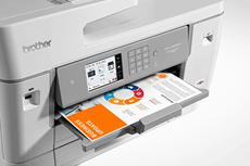 Близък план на принтер, отпечатващ цветен документ 