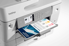 Близък кадър на принтер, отпечатващ цветен документ 