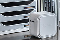 P-touch CUBE Pro PT-P910 с вградена батерия, поставен на бюро 