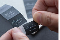 Vytlačené štítky na páske použitím polovičného odstrihu na P-touch CUBE Pro PT-P910BT 