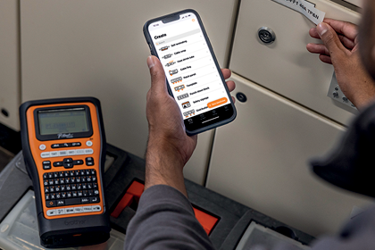 Elektrikár tlačiaci štítok pomocou aplikácie Brother Pro Label Tool na modeli PT-E560BT 